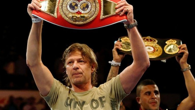 Шон Бийн (Еддард „Нед“ Старк) държи шампионскя пояс на IBF, принадлежащ на Кел Брук, преди мача между Брук и Карсън Джоунс на 7 юли 2012-а