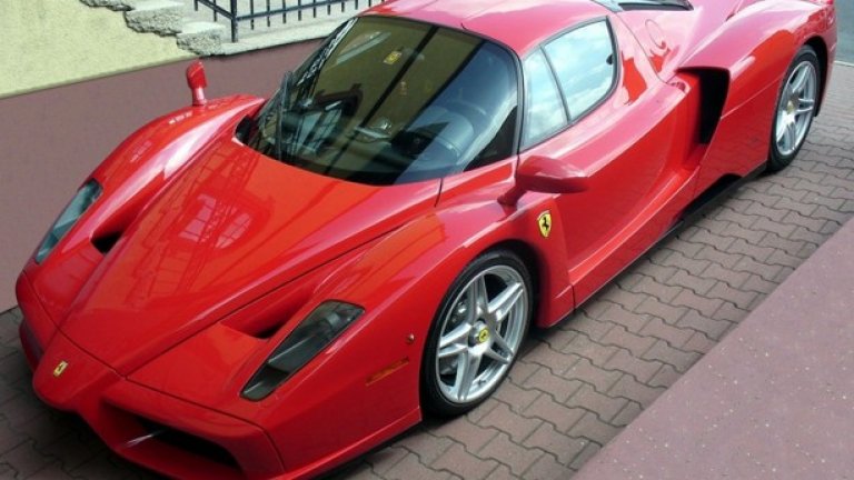 Ник Кейдж, Ferrari Enzo – 670 000 долара
За съжаление, Кейдж беше принуден да продаде този красив италиански звяр, с който доскоро беше забелязван по улиците на Холивуд. Причината – твърде високите разходи, за да можеш да си позволиш да караш Enzo.