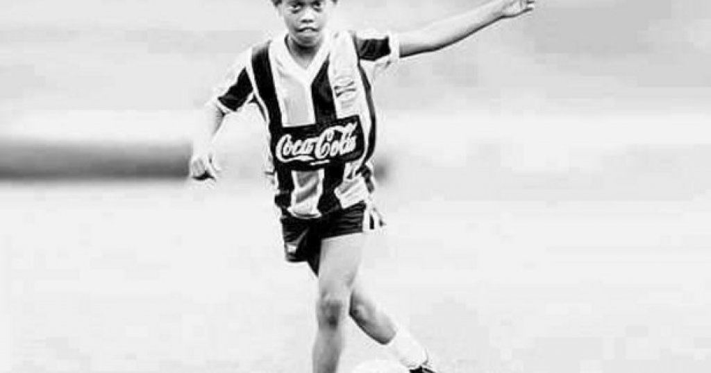 1. Роналдиньо отбелязва 23 гола в един мач
Бразилецът дава заявка, че ще стане голяма звезда още в най-ранна детска възраст. Когато е на 13, отбелязва 23 гола в един мач, който неговият тим печели с 23:0. Талантът му не остава незабелязан и преминава през всички национални гарнитури на Бразилия.