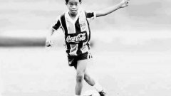1. Роналдиньо отбелязва 23 гола в един мач
Бразилецът дава заявка, че ще стане голяма звезда още в най-ранна детска възраст. Когато е на 13, отбелязва 23 гола в един мач, който неговият тим печели с 23:0. Талантът му не остава незабелязан и преминава през всички национални гарнитури на Бразилия.