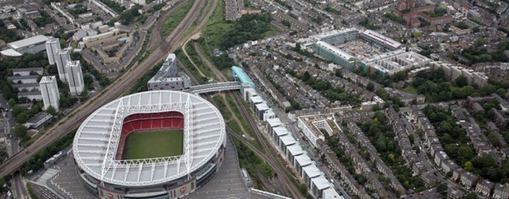 През 2006-а Арсенал изигра последния си мач на "Хайбъри". На снимаката се вижда колко е близо новият дом на "топчиите".