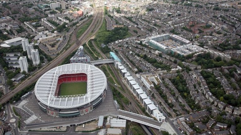 През 2006-а Арсенал изигра последния си мач на "Хайбъри". На снимаката се вижда колко е близо новият дом на "топчиите".