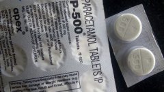 От снимката ясно се вижда блистер с парацетамол на фармацевтичната компания Apex. Въпросният производител е базиран в Индия и не присъства в регистъра на Изпълнителната агенция по лекарствата към Министерството на здравеопазването.

Нито един от медикаментите, произвеждани от Apex, не се продава на българския пазар - включително Paracetamol / P 500.

