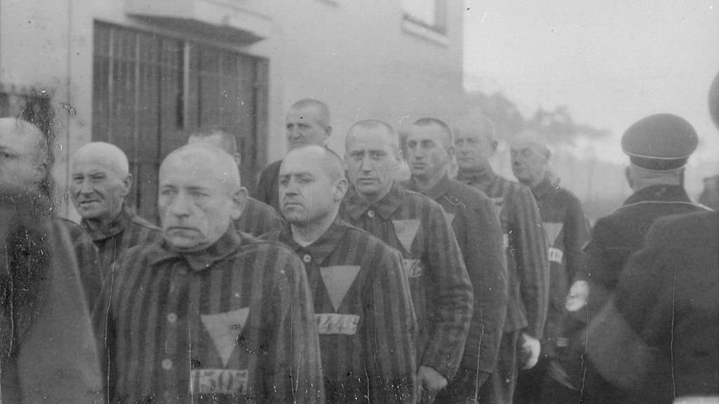 1024px-Prisoners_in_the_concentration_camp_at_Sachsenhausen,_Germany,_12-19-1938_-_NARA_-_540175_(cleanup)