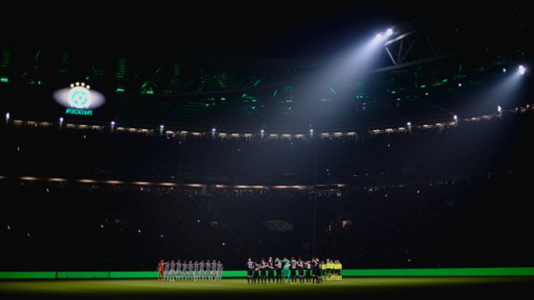 4. Футболна Европа почете жертвите от самолетната катастрофа край Меделин
Всички мачове на Стария континент започнаха с минута мълчание в памет на жертвите на самолетната катастрофа, в която загина почти целият отбор на Чапекоензе.