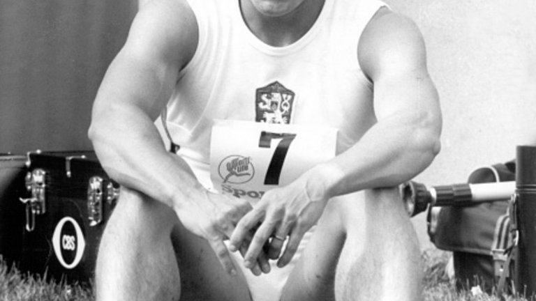 
Ярмила Кратохвилова, 800 м

Бегачката от Чехословакия държи най-стария рекорд в атлетиката. Поставя го на 26 юли 1983 г. в Мюнхен, като пробягва дистанцията за 1.53:28 мин. Същата година Кратохвилова е в страхотна форма, става световна шампионка на 400 и 800 м. Рекордът на чехкинята едва ли някога ще бъде подобрен, всички опити приключват най-много на 3-4 секунди от нейното постижение. Заради мъжките си черти получава обвинения, че е употребявала допинг.
Рекордът на Кратохвилова, по всичко личи, ще си остане за вечни времена. Дори и прочутата южноафриканка Кастер Семеня, около чиято полова принадлежност има доста съмнения, не може да я доближи на по-малко от две секунди.  
