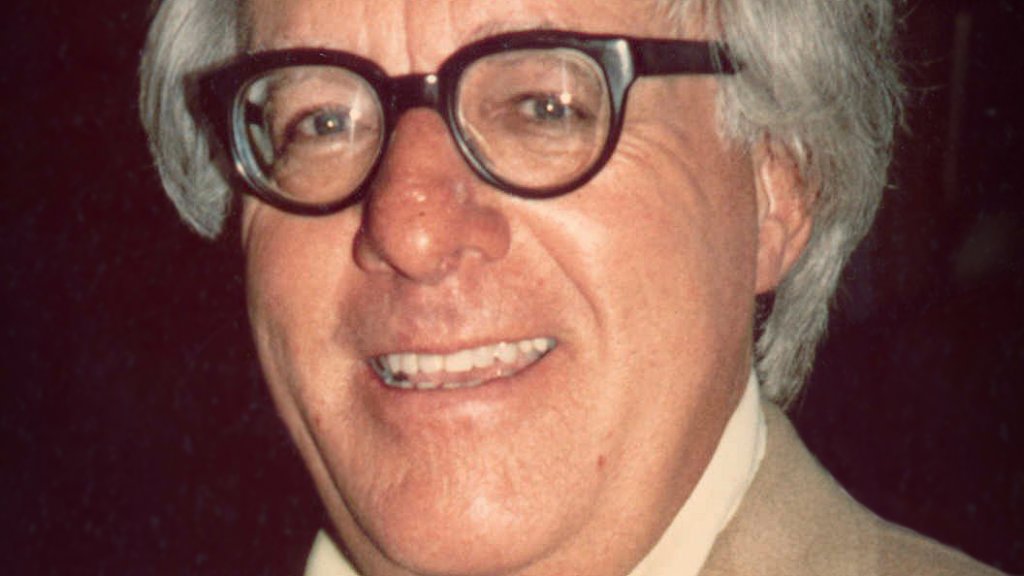 Ray_Bradbury_(1975)_-cropped-