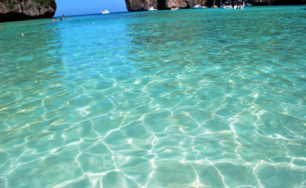 Koh Phi Phi Don, Тайланд. Запомнете това име. Тук е сниман филма Плажът.