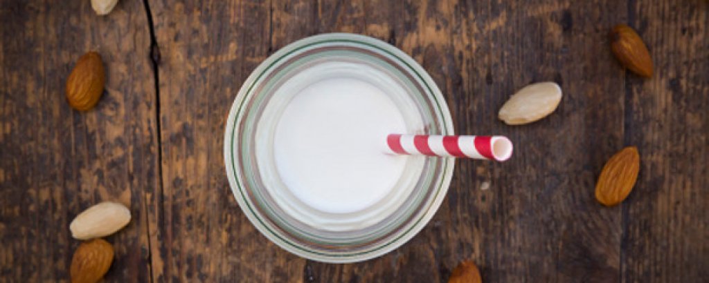Бадемово мляко

Алтернативите на млякото с животински произход набират популярност през последните няколко години, като най-предпочитаният избор сред тях е бадемовото мляко. 

Оказва се обаче, че то е практически лишено от хранителни вещества. 

Сами по себе си, бадемите са мощен източник на протеини. Само че в една стандартна чаша бадемово мляко се съдържат не повече от 2% бадеми. Наличието на протеини се оказва почти нулево. Всички витамини в напитката са добавени изкуствено. 

Ако наистина си търсите здравословен заместител на кравето мляко, опитайте със соево, нискомаслено или обезмаслено мляко. 
