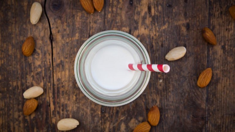 Бадемово мляко

Алтернативите на млякото с животински произход набират популярност през последните няколко години, като най-предпочитаният избор сред тях е бадемовото мляко. 

Оказва се обаче, че то е практически лишено от хранителни вещества. 

Сами по себе си, бадемите са мощен източник на протеини. Само че в една стандартна чаша бадемово мляко се съдържат не повече от 2% бадеми. Наличието на протеини се оказва почти нулево. Всички витамини в напитката са добавени изкуствено. 

Ако наистина си търсите здравословен заместител на кравето мляко, опитайте със соево, нискомаслено или обезмаслено мляко. 