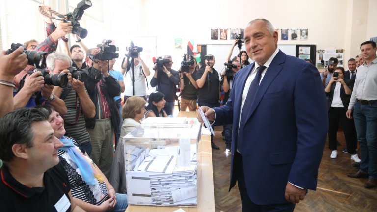 Президентът Румен Радев, премиерът Борисов и още редица политици вече гласуваха (снимки)