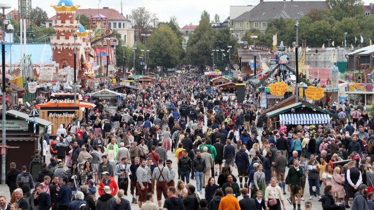 Първият ден на Октоберфест: Тълпи, бира и дъжд (снимки)