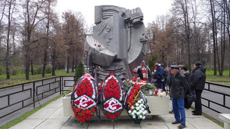 Паметникът край "Лужники"