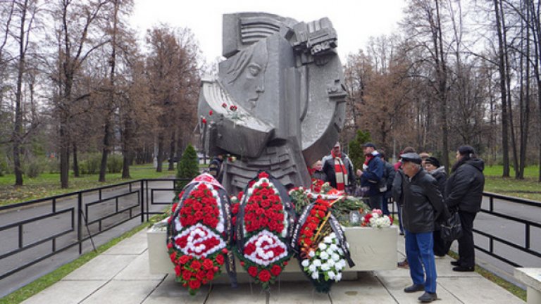 20 октомври 1982 година 66 души намират смъртта си на стадион „Лужники“ малко преди края на мач между Спартак (Москва) и Хаарлем от Купата на УЕФА. Няколко минути преди края на мача феновете на Спартак започват да напускат стадиона, но на едно от стълбищата настъпва суматоха, която и до ден-днешен не се знае точно как е започнала. Официалният брой на жертвите е разкрит седем години по-късно – през 1982-ра. Преди това броят на жертвите в пресата варира от 3 до 340.