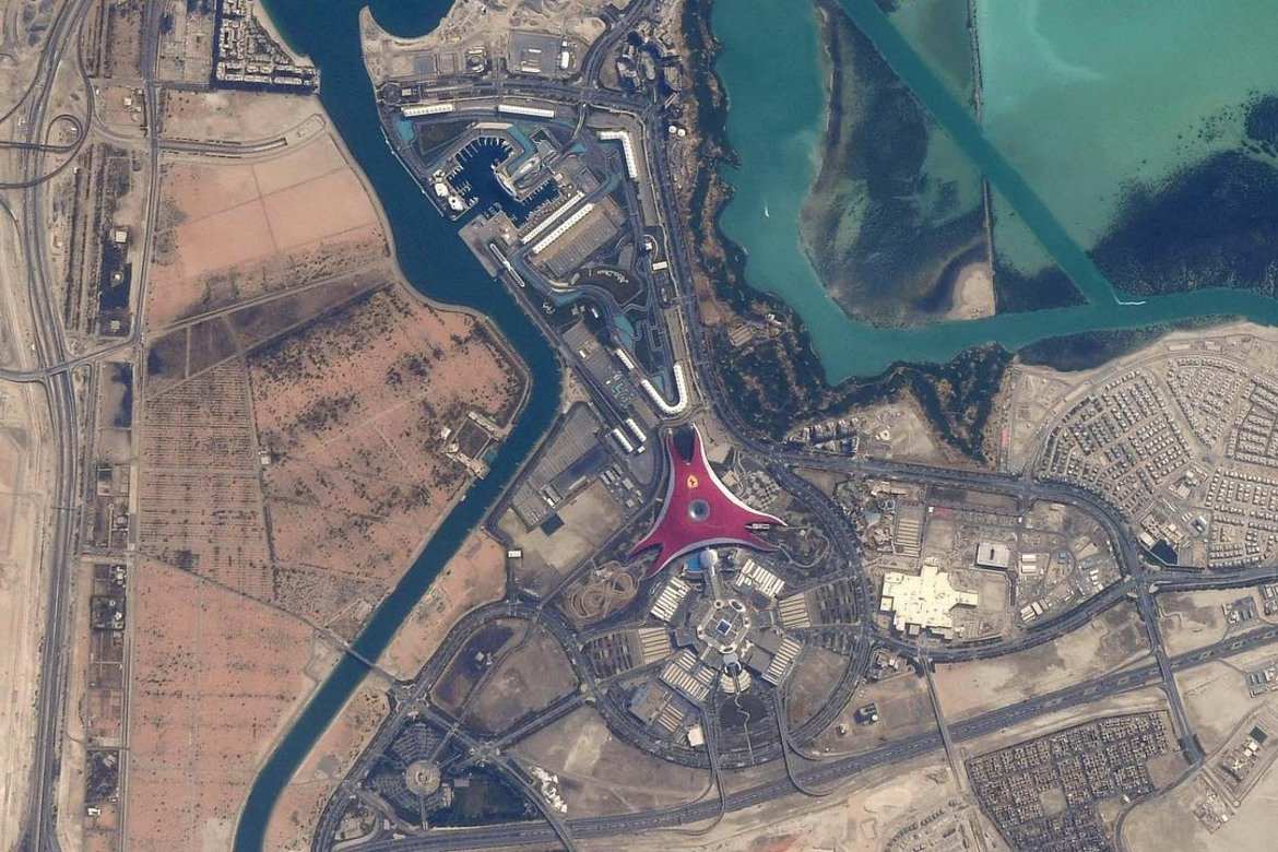 Разгледайте галерията, за да видите някои от неповторимите снимки на Андрю от космоса. На тази е пистата в Абу Даби.