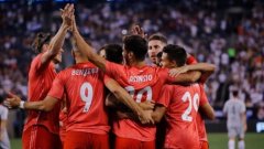 Двубоят закъсня с повече от половин час заради буря, но все пак се проведе, а футболистите на Реал играха за първи път с новия си червен трети екип.