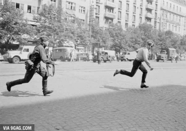 Пражката пролет, 1968-ма: съветски войник гони мъж, който е хвърлил камъни върху танк