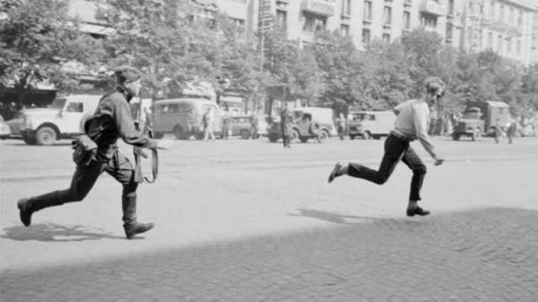 Пражката пролет, 1968-ма: съветски войник гони мъж, който е хвърлил камъни върху танк