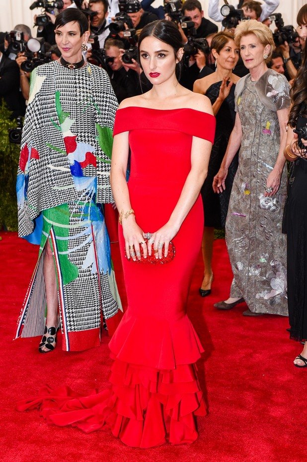 Певицата Бенкс също бе с модел на H&M - вталена рокля с паднали рамене в страстно китайско червено