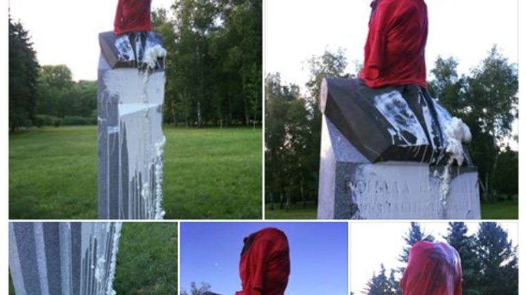 Паметникът на Рейгън в София осъмна поруган
