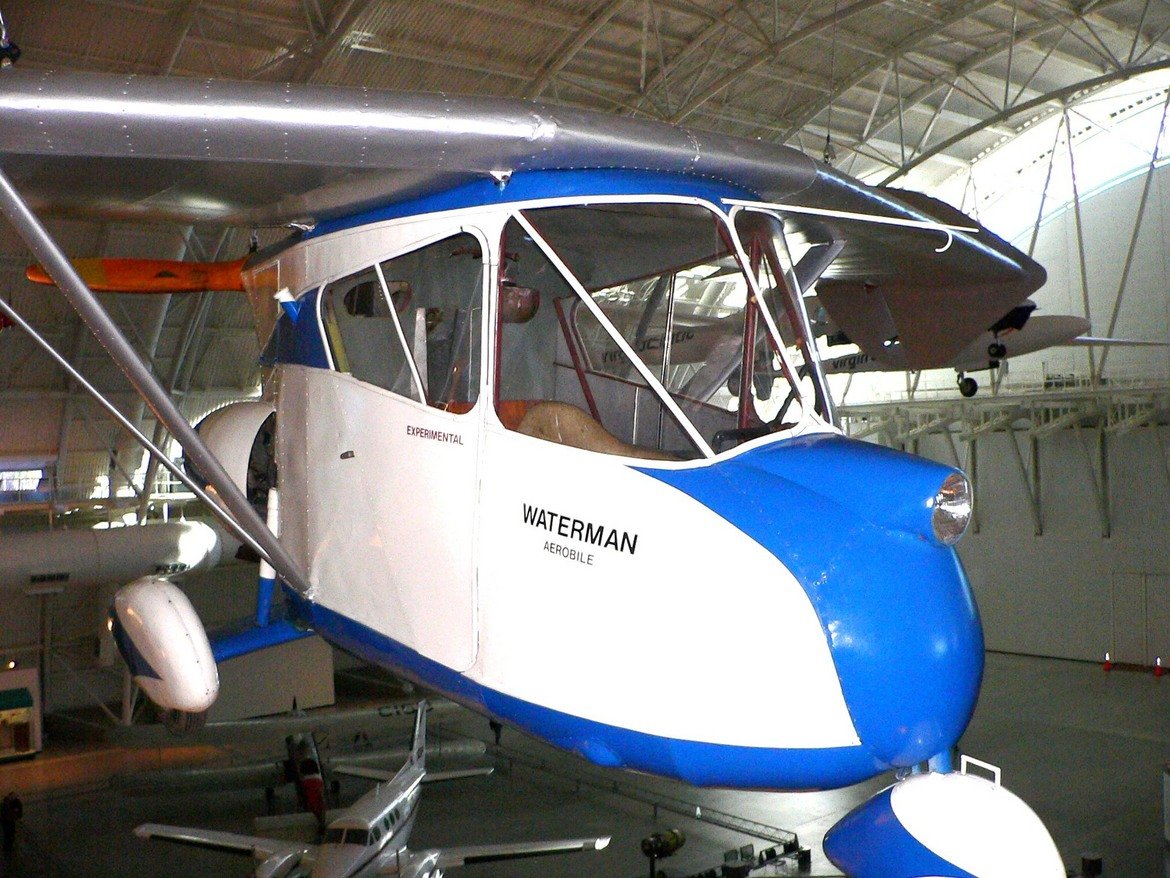 Уолдо Уотърман иска да комбинира в едно самолет и автомобил, но машината му така и не успява да се наложи.