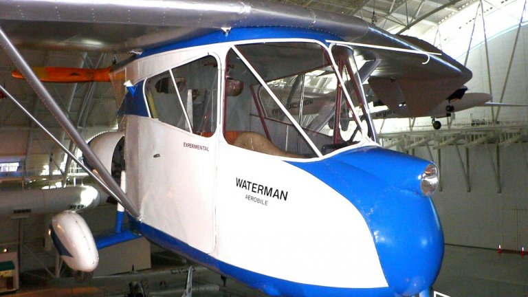 Уолдо Уотърман иска да комбинира в едно самолет и автомобил, но машината му така и не успява да се наложи.