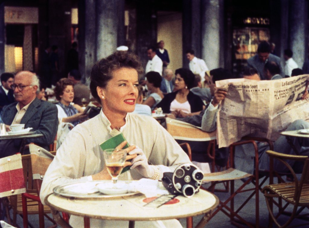 \"Лятно време\" (Summertime, 1955)
Росано Браци и Катрин Хепбърн не са перфектна двойка и в това е очарованието на любовта им, случваща се на фона на Венеция. Ако искате да видите как е изглеждала Венеция през 50-те, във времето, когато американските