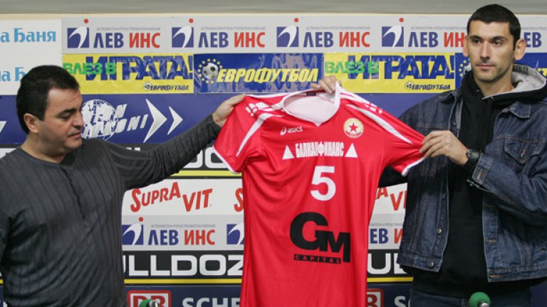 Георги Георгиев (вляво) може да постави логото на фирмата си и на сините екипи на Ираклис (Солун)