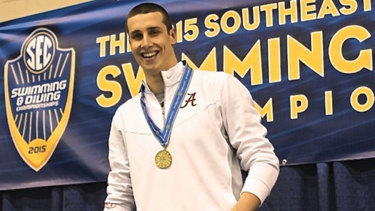 Кристиан Голомеев. Син на големия ни кроулист Цветан Голомеев и племенник на легендарния баскетболист Атанас Голомеев. Миналото лято плувецът счупи националния рекорд на Гърция и покри норматива за Рио 2016 в дисциплината 100 метра свободен стил - 48,85 секунди. Местните медии му лепнаха прякора Торпедото. 23-годишният талант участва и на игрите в Лондон, където остана 31-ви. Израснал е в Гърция, а отскоро следва с пълна стипендия в Алабама, САЩ.