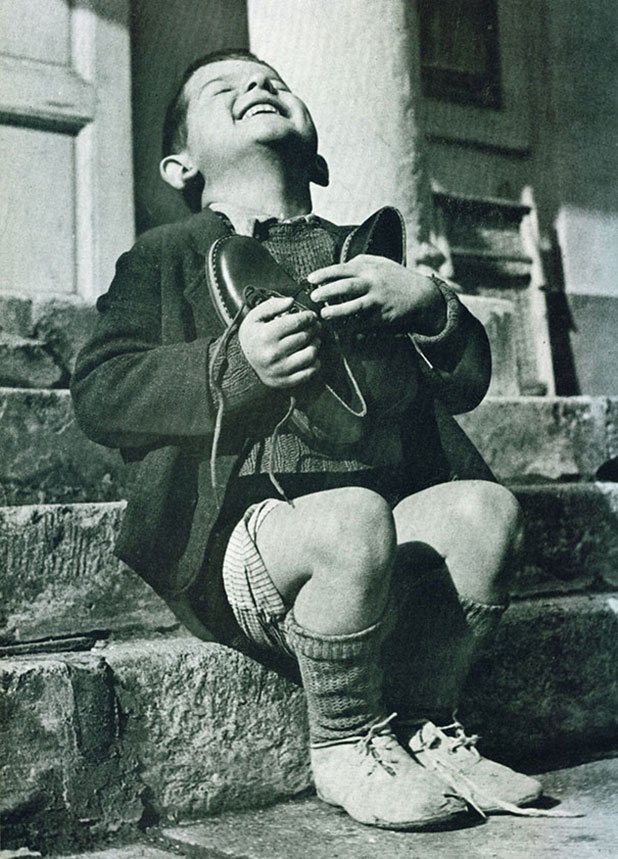 Австрийско момче получава нови обувки по време на Втората световна война.

