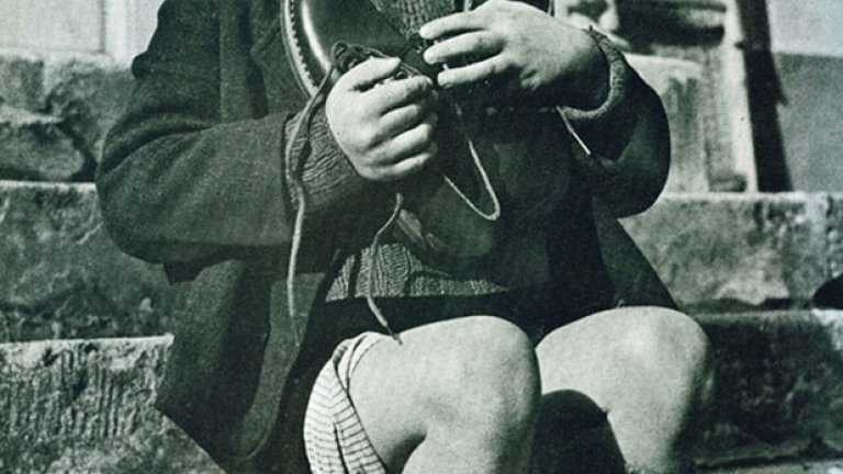 Австрийско момче получава нови обувки по време на Втората световна война.

