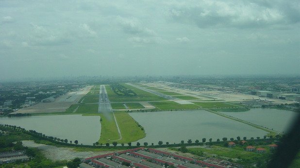16. Летище Дон Муенанг, Тайланд

Това летище е известно с гол игрището си, което е в непосредствена близост до пистата, както и с честите наводнения на цялото летище.