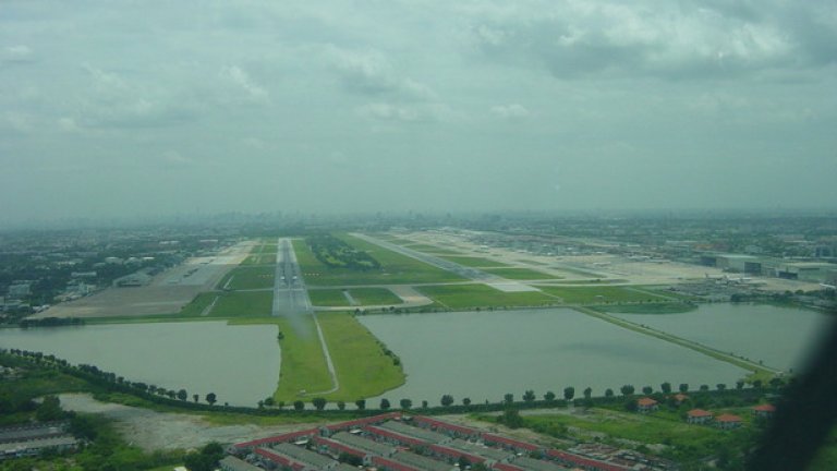 16. Летище Дон Муенанг, Тайланд

Това летище е известно с гол игрището си, което е в непосредствена близост до пистата, както и с честите наводнения на цялото летище.