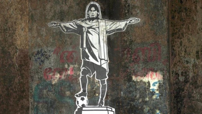 Диего Марадона като статута на Исус Христос в Рио де Жанейро