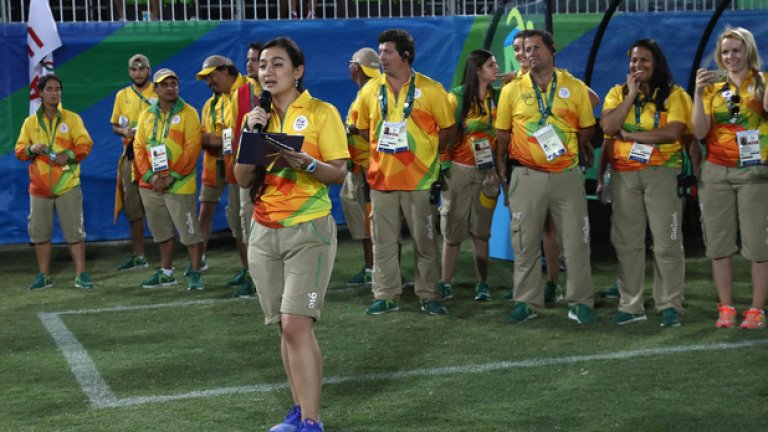 Еня, 28-годишната управителка на стадиона, взе микрофона и с емоционална реч поиска ръката на приятелката си