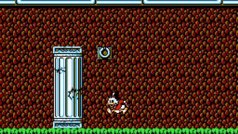 DuckTales (NES)

В неподходящи ръце, игра по анимация на Disney може да бъде потенциален провал в огромни мащаби, но за щастие Capcom бе най-безопасният избор. Популярният сериал DuckTales, който мнозина помнят и у нас като "Патешки истории" от неделните вечери, бе поверен на екипа, създал класиката Megaman. Резултатът - един от най-добрите платформъри за младата конзола на Nintendo, което само по себе си е огромно признание. 

Живописното пътешествие ви отвежда от джунглите на Амазонка до африканските мини и заснежените върхове на Хималаите, а платформинг, екшън и пъзел елементи умело се редуват. Неотдавна DuckTales получи и HD римейк, който също си заслужава. Независимо коя версия играете, DuckTales е пример как трябва да се направи един платформър и как да се работи с лиценз.
