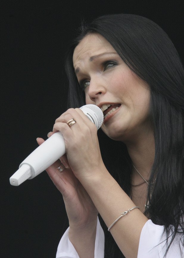 Емблематичната Таря Турунен беше уволнена от Nightwish чрез отворено писмо, но оттогава развива успешна самостоятелна кариера