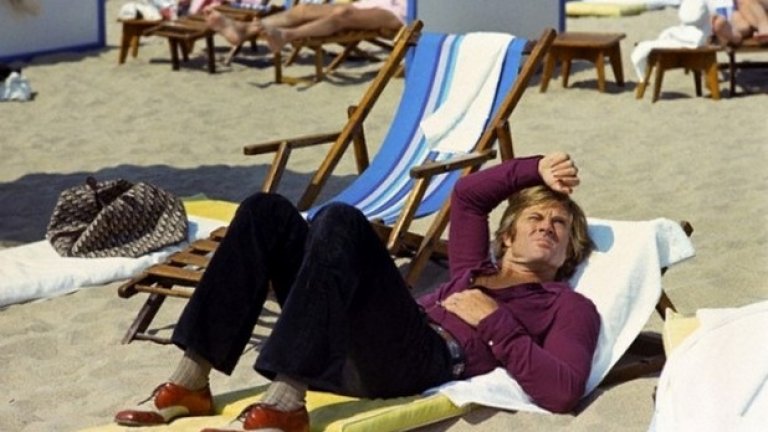 Робърт Редфорт се опитва да си почине от шумотевицата на плажа