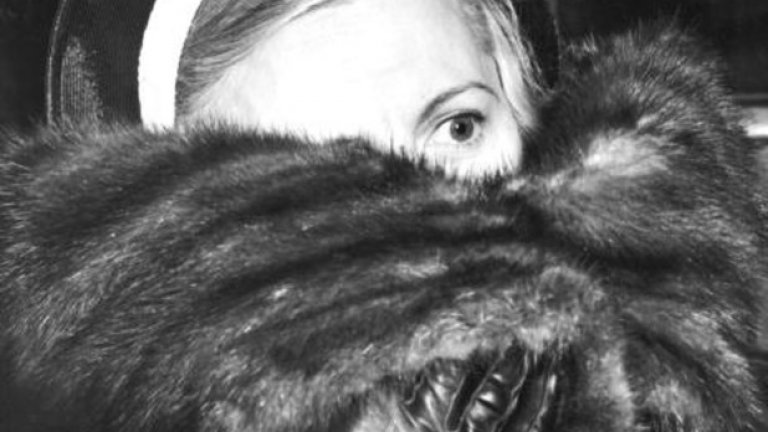 Мами Капоне, съпругата на Ал Капоне, го посещава в Алкатраз