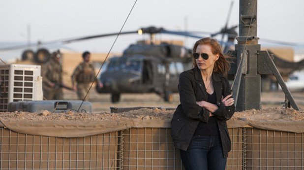 "Враг номер едно" (Zero Dark Thirty)
Това е вторият филм на режисьорката Катрин Бигълоу. В това заглавие от 2012 година се срещаме с агент от ЦРУ на име Мая. За ролята си Джесика Чъстейн получава номинация за "Оскар", от части и защото играе актуалната роля на разследваща Осама бин Ладен и то една или две години след като в истинския живот американците убиват терориста. Филмът проследява сложните действия, които трябва да извършат американските агенти, за да обезвредят терорист номер 1, почти 10 години след като той е започнал да върши атентати. "Враг номер едно" и до сега остава абсолютна класика в жанра - особено що се отнася до разкриване на това как действат американските тайни служби във връзка с тероризма