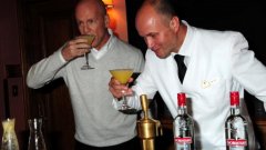 Главният барман на легендарния "Бар Хемингуей" в парижкия хотел "Риц" отпива от коктейл с водка Sobieski по време на събитие
