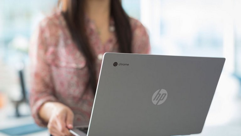 3. HP Chromebook 13
Въпреки че е малко скъп, когато го снабдите с по-бърз процесор или по-висока екранна резолюция, HP Chromebook 13 е един от по-стилните ноутбуци, които можете да си купите сега. Той не би стоял не на място в кафене, пълно с MacBook лаптопи, и портфейлът ви ще ви е благодарен, че вместо това сте се спрели на Chromebook 13. Нещо повече, той е доста комфортен за употреба. Клавиатурата изглежда по-твърда, но е максимално компактна. Същевременно опцията за QHD+ дисплей дава на потребителите пространство и яснота, с които можете да правите почти всичко без ненужно натоварване на очите, до което водят по-икономичните алтернативи.