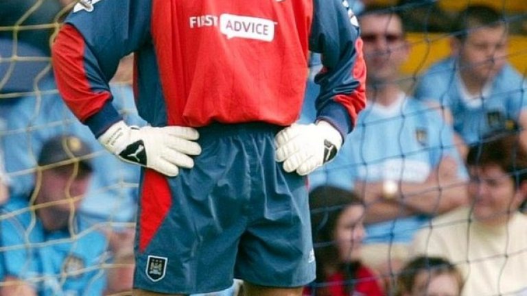 Дейвид Сиймън

Най-великият вратар в историята на Арсенал постигна големи успехи след като Арсен Венгер пое тима. След като приключи с футбола през 2004 г. в Манчестър Сити, Сиймън се включи в някои телевизионни предавания и махна легендарната си опашка.