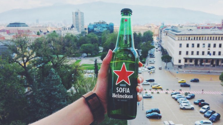 Хайнекен
Висока топка. Вие сте от хората, за които на първо място е качеството. Затова и пиете малко, но когато ви видят с бутилка, искате това да значи нещо, а именно - статус. Най-вероятно носите костюм и бирата не е любимото ви питие, но когато сте в такава среда, то задължително поръчвате Хайнекен. Костюмът е второто ви аз.
Най-често могат да ви видят да се придвижвате към автомобила си от една бизнес среща към друга.