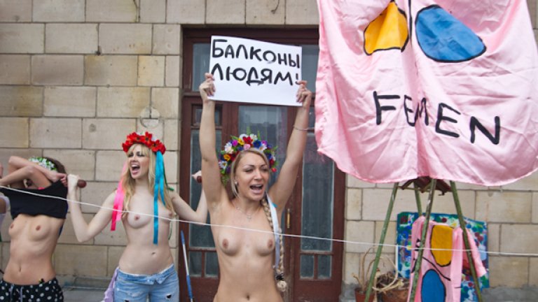 Мъжът зад голите гърди
