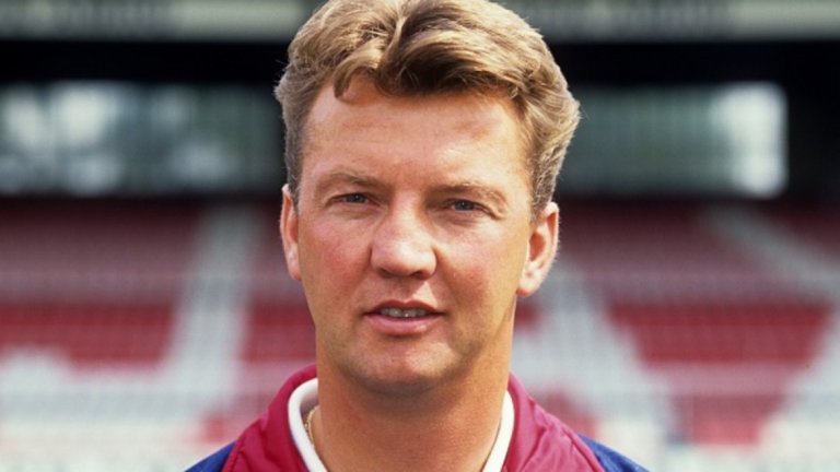 Амбициозният Ван Гаал неочаквано получава поста на старши треньор в Аякс, но постига нещо велико с родния си клуб, а оттам се издига до легенда в професията. Вчера холандецът обяви, че окончателно се оттегля от футбола