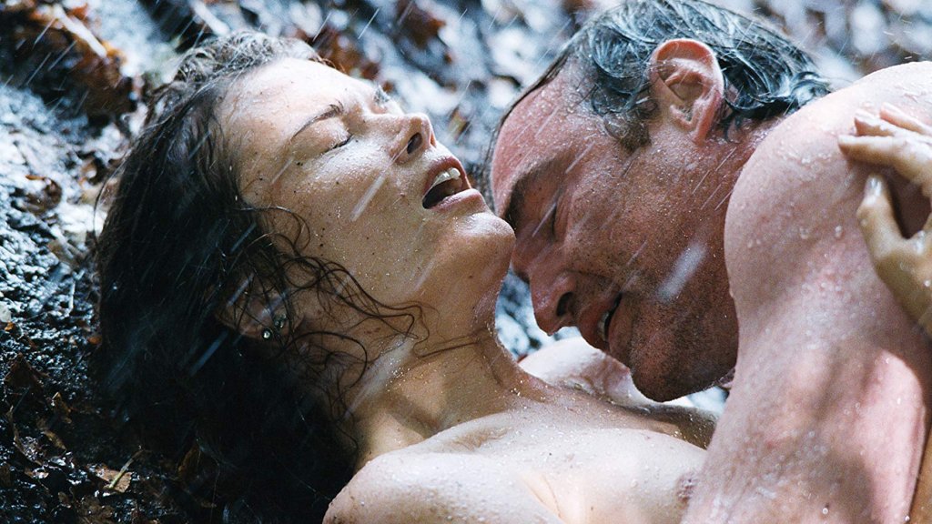 \"Лейди Чатърли\" (Lady Chatterley)
Този филм е адаптация на слабо известния роман на Д. Х. Лорънс, \"Любовникът на лейди Чатърли\". Млада жена е принудена да се грижи за болния си съпруг, когато се влюбва в своя градинар и двамата стават любовници. Сцен