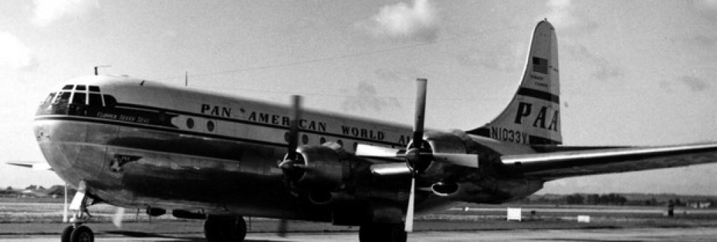 8. Въглероден оксид на борда

На 8 ноември 1957 г. Boeing 337 на авиокомпанията Pan Am изчезва при изпълнение на полет от Сан Франциско до Хонолулу. На борда му се намират 36 пътника и осем души екипаж. Пет дни по-късно в океана са намерени 19 тела и малко останки от машината.

Екипажът не съобщава за проблеми, а метеорологичните условия по маршрута са били добри. Част от телата са били открити със спасителни жилетки и свалени обувки, което говори за приготовления за аварийно кацане в океана. В същото време в кръвта на всички загинали са открити високи нива на въглероден оксид, което говори за евентуален пожар на борда.

Официалното разследване не дава ясно заключение. В годините след инцидента роднини на загиналите правят частни разследвания, които изваждат интересни подробности за екипажа и пътниците на катастрофиралия самолет. 

Главният стюард е проявявал сериозна психическа нестабилност, а един от пасажерите си е направил цели три застраховки живот преди полета.