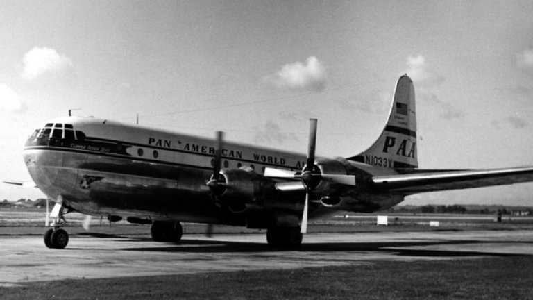 8. Въглероден оксид на борда
На 8 ноември 1957 г. Boeing 337 на авиокомпанията Pan Am изчезва при изпълнение на полет от Сан Франциско до Хонолулу. На борда му се намират 36 пътника и осем души екипаж. Пет дни по-късно в океана са намерени 19 тела и малко останки от машината.
Екипажът не съобщава за проблеми, а метеорологичните условия по маршрута са били добри. Част от телата са били открити със спасителни жилетки и свалени обувки, което говори за приготовления за аварийно кацане в океана. В същото време в кръвта на всички загинали са открити високи нива на въглероден оксид, което говори за евентуален пожар на борда.
Официалното разследване не дава ясно заключение. В годините след инцидента роднини на загиналите правят частни разследвания, които изваждат интересни подробности за екипажа и пътниците на катастрофиралия самолет. 
Главният стюард е проявявал сериозна психическа нестабилност, а един от пасажерите си е направил цели три застраховки живот преди полета.