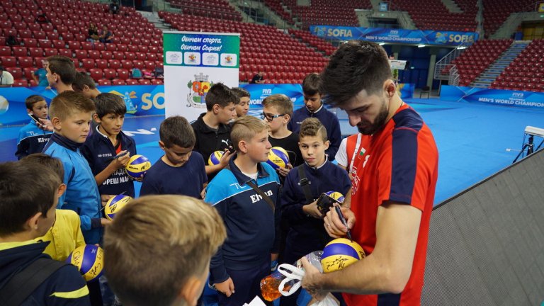Волейболните национали зарадваха десетки деца с автографи и селфита